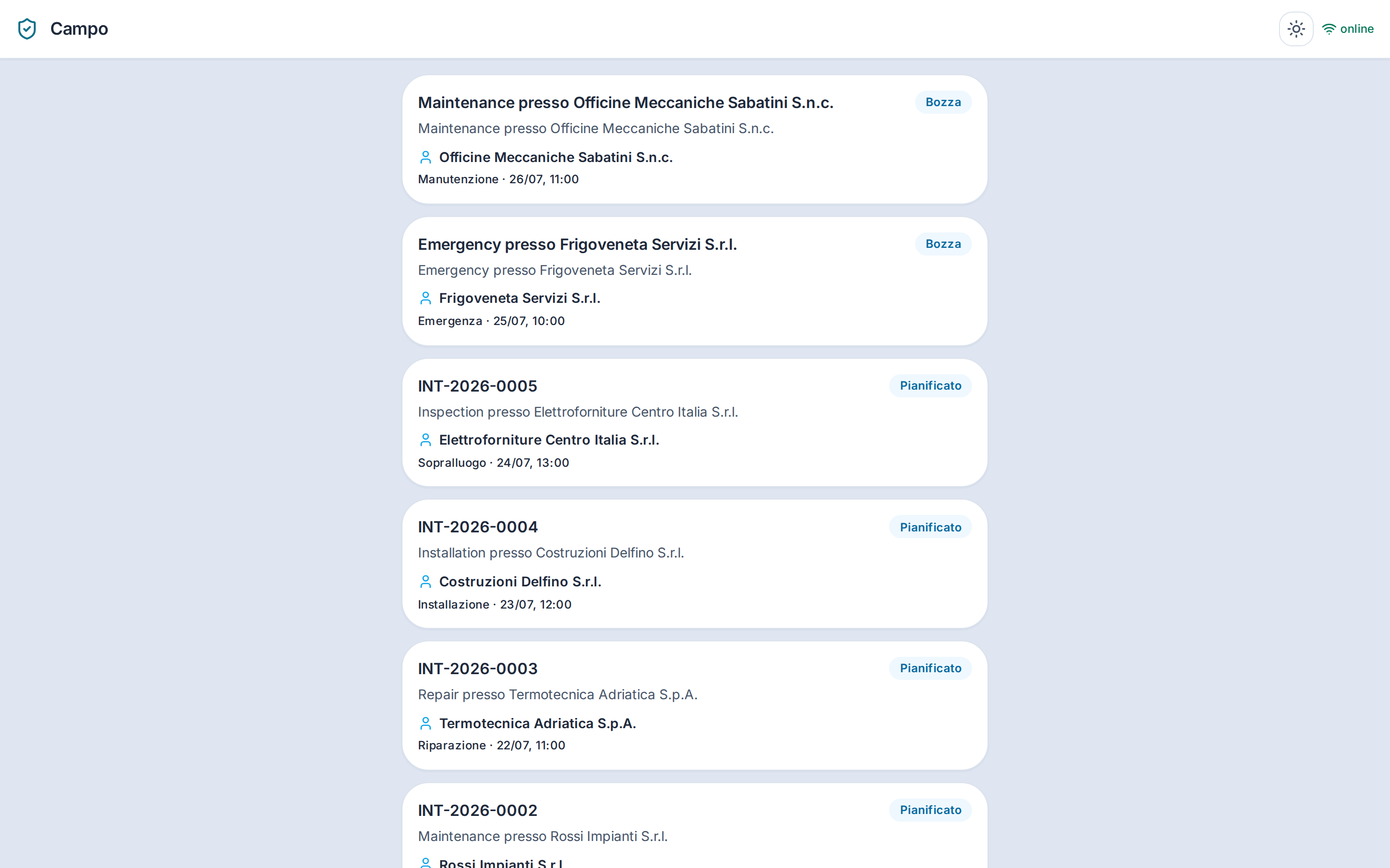 La lista Campo sul telefono: una card per intervento con codice, stato e orario. Il badge in alto segnala se sei online.
